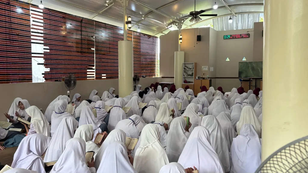 Kegiatan Santri IDN Akhwat membaca al-Qur`an di bulan Ramadhan