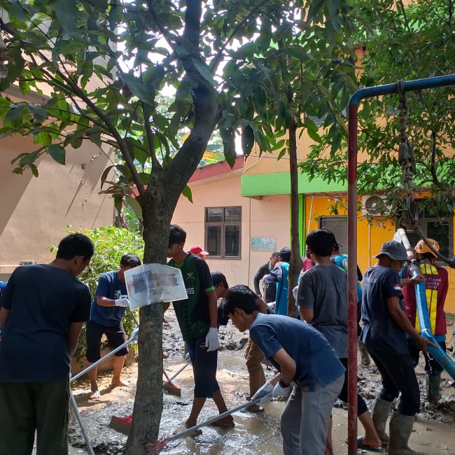 Santri IDN Boarding School gotong royong membersihkan lingkungan warga dari lumpur