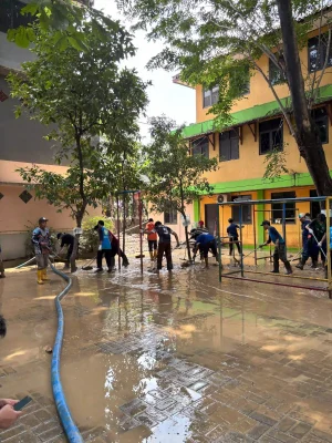 Siswa IDN Boarding School membersihkan halaman dan perabotan dari lumpur 
