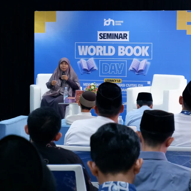 Peserta seminar IDN Boarding School mengikuti game literasi interaktif dengan penuh antusias