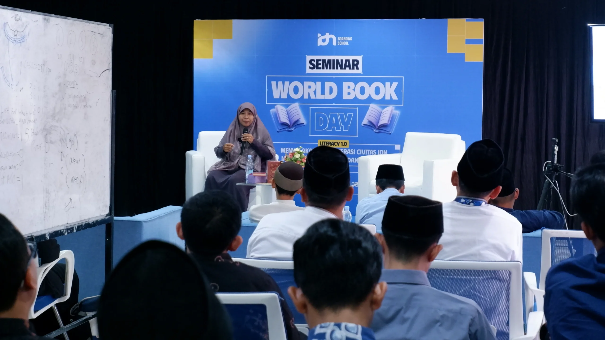 Peserta seminar IDN Boarding School mengikuti game literasi interaktif dengan penuh antusias