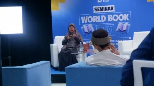 Kak Raya memberikan materi tentang tips menulis dan pentingnya literasi kepada civitas IDN