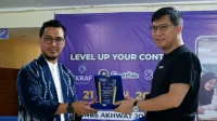 Penyerahan Cenderamata oleh Direktur Teknologi Digital Baru, Dandy Yudha Feryawan kepada Yulika Satria Daya sebagai Perwakilan Kemenparekraf, di IDN Boarding School, Jonggol, Kab. Bogor, Senin (21 April 2025). (Idn.sch.id/Muhammad Fadlan)