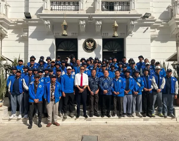 foto santri idn backpacker di depan KBRI Kairo Mesir