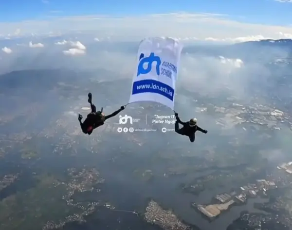 Bendera IDN dikibarkan di langit melalui aksi sky diving