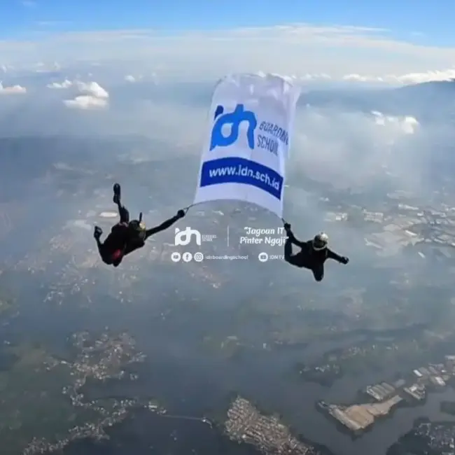 Bendera IDN dikibarkan di langit melalui aksi sky diving