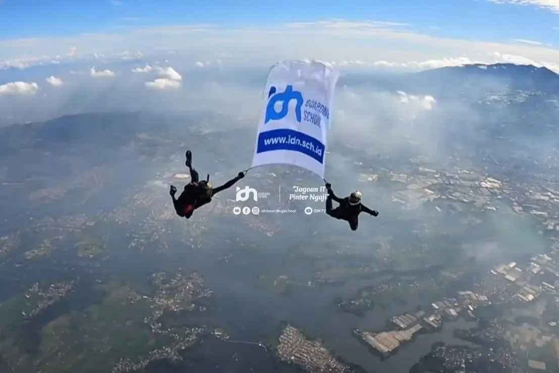 Bendera IDN dikibarkan di langit melalui aksi sky diving