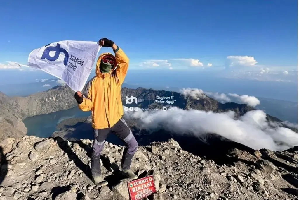 Bendera IDN berkibar di puncak Gunung Rinjani