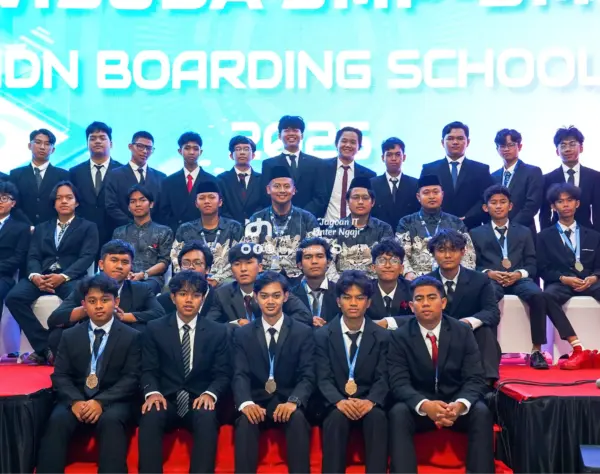 Foto bersama wisudawan dan pengajar IDN Boarding School