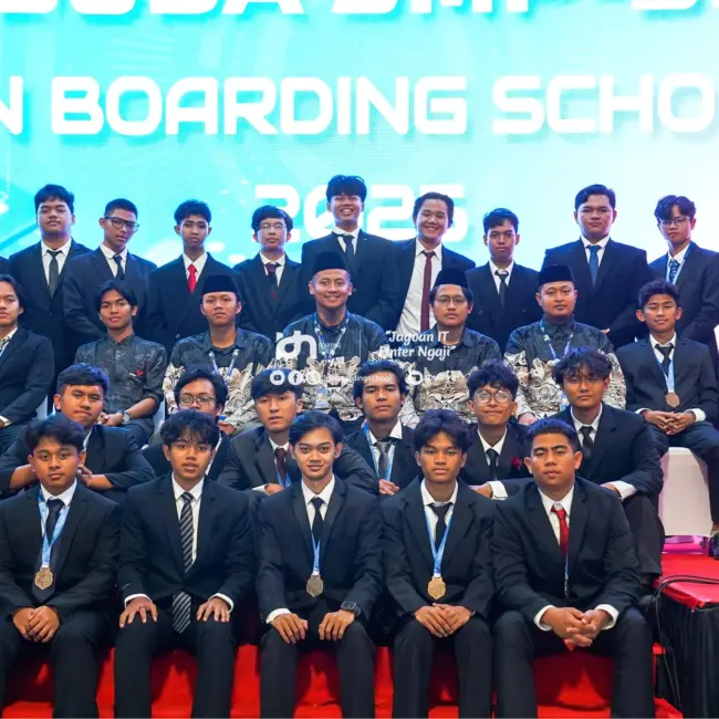 Foto bersama wisudawan dan pengajar IDN Boarding School