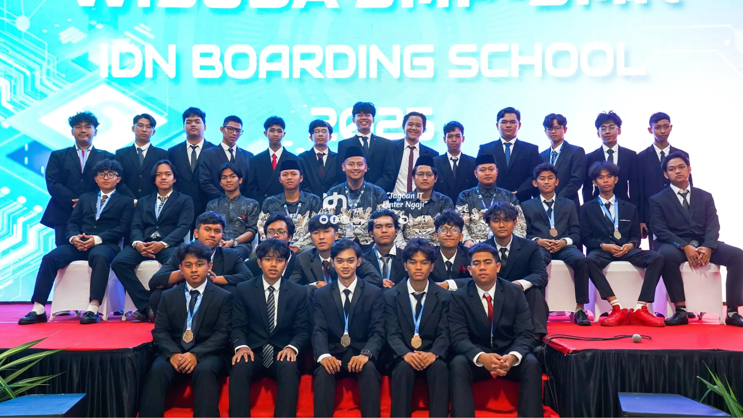 Foto bersama wisudawan dan pengajar IDN Boarding School