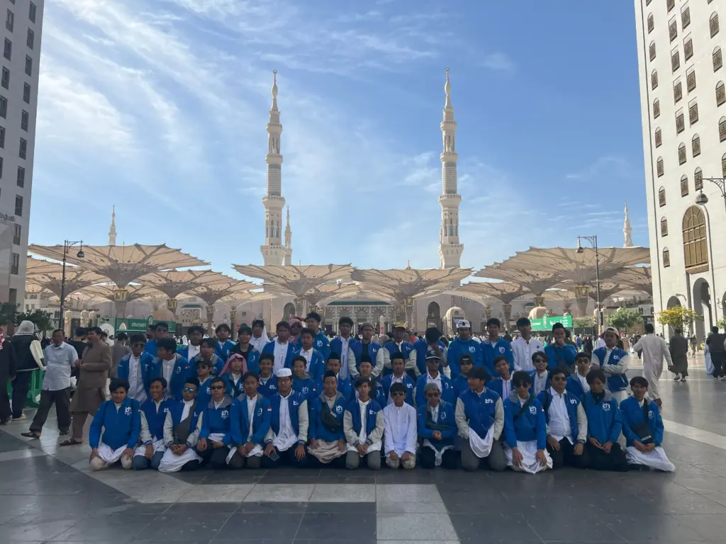 Santri IDN Boarding School umroh mandiri di Masjidil Haram, Arab Saudi