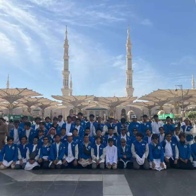Santri Pesantren Tahfidz dan IT IDN Boarding School umroh mandiri di Masjidil Haram, Arab Saudi