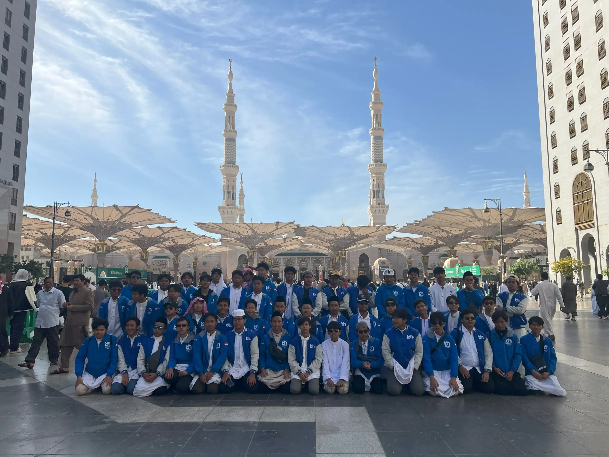 Santri IDN Boarding School umroh mandiri di Masjidil Haram, Arab Saudi
