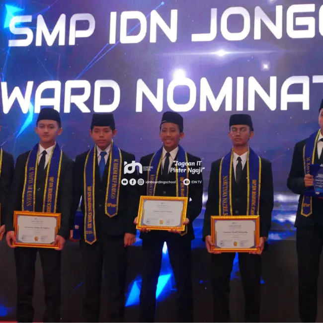 Penghargaan untuk wisudawan berprestasi setiap cabang IDN
