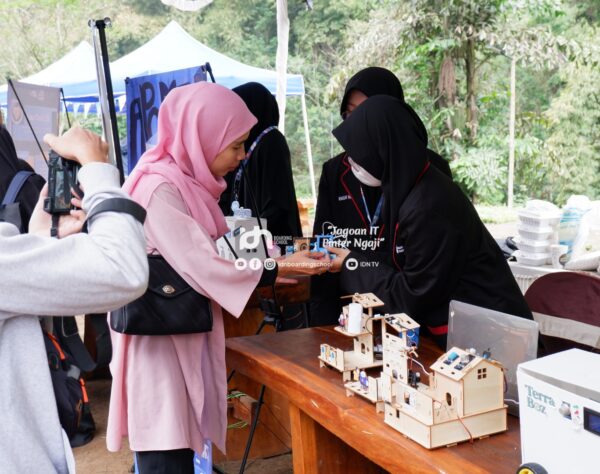 Pameran IT karya santriwati pesantren teknologi IDN Boarding School