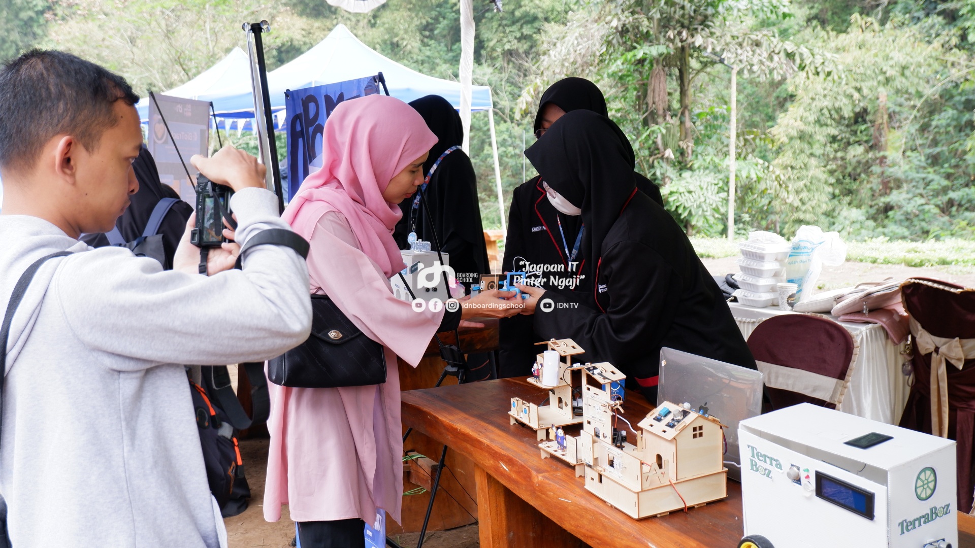 Pameran IT karya santriwati pesantren teknologi IDN Boarding School