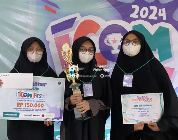 Siswi IDN Akhwat juara website competition dan jago public speaking
