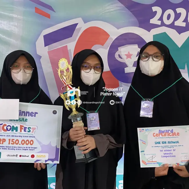 Siswi IDN Akhwat juara website competition dan jago public speaking