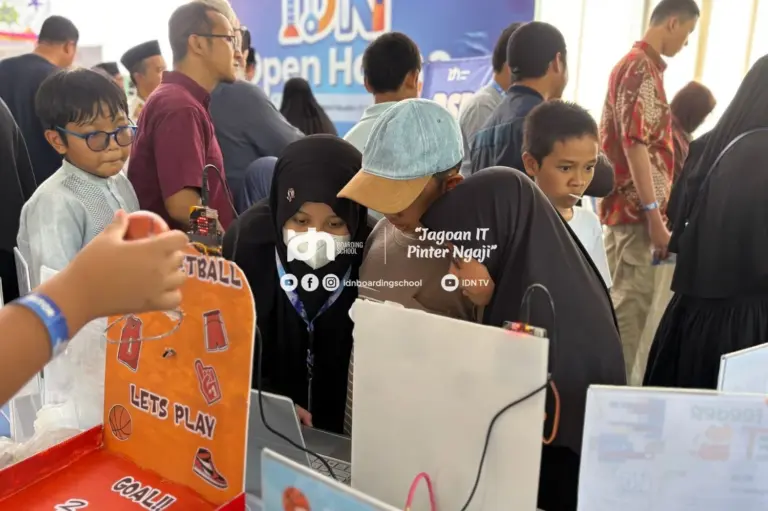 antusiasme anak anak main game karya siswi smk idn