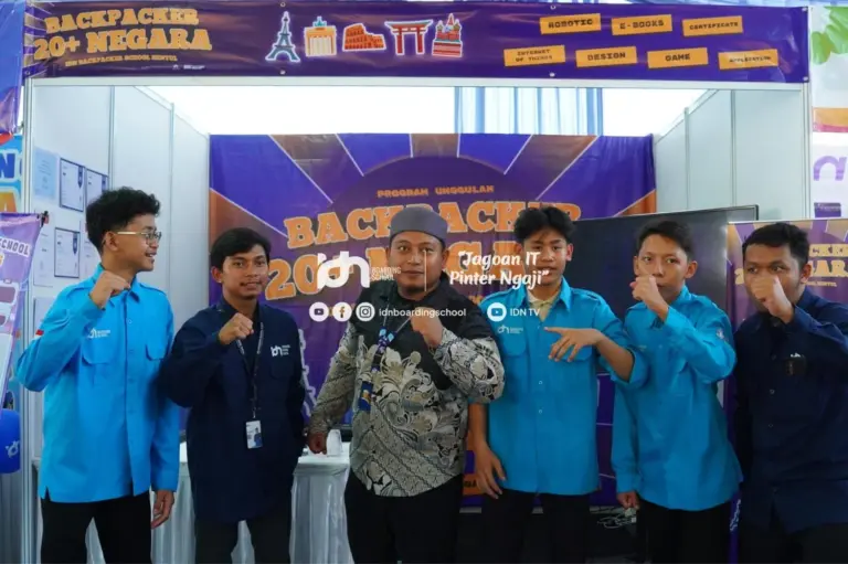 booth pameran sekolah keliling dunia idn backpacker