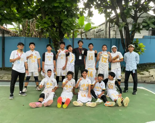 Tim basket SMP IDN Boarding School meraih Juara 1 di Metland Regina Caeli