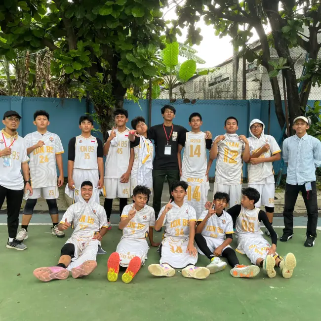 Tim basket SMP IDN Boarding School meraih Juara 1 di Metland Regina Caeli