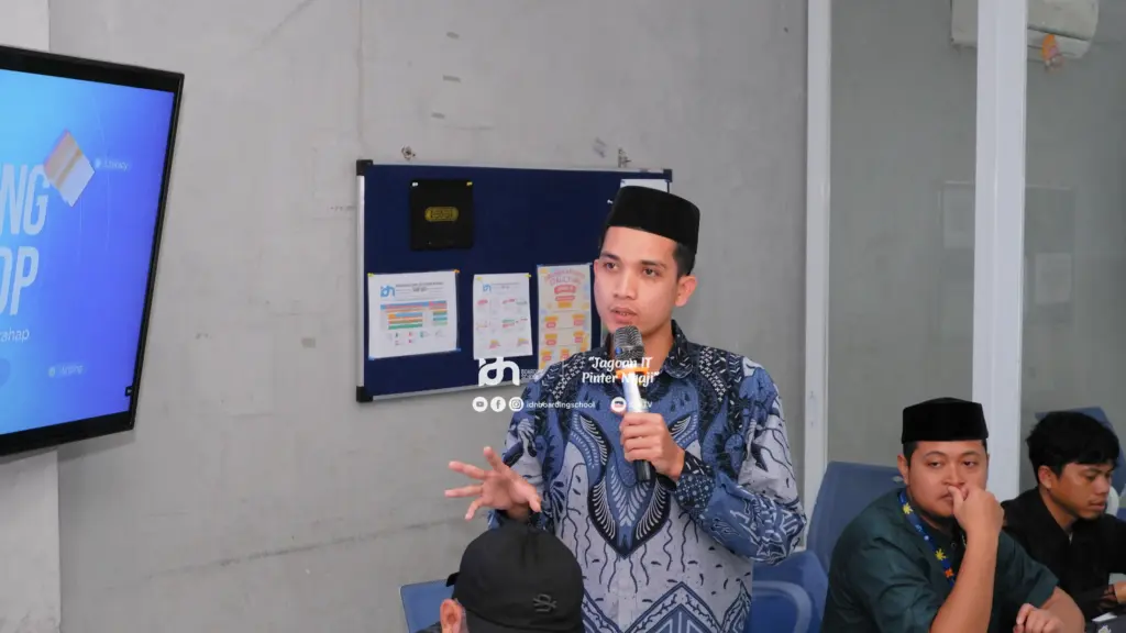 diskusi interaktif dalam kelas menulis idn scaled
