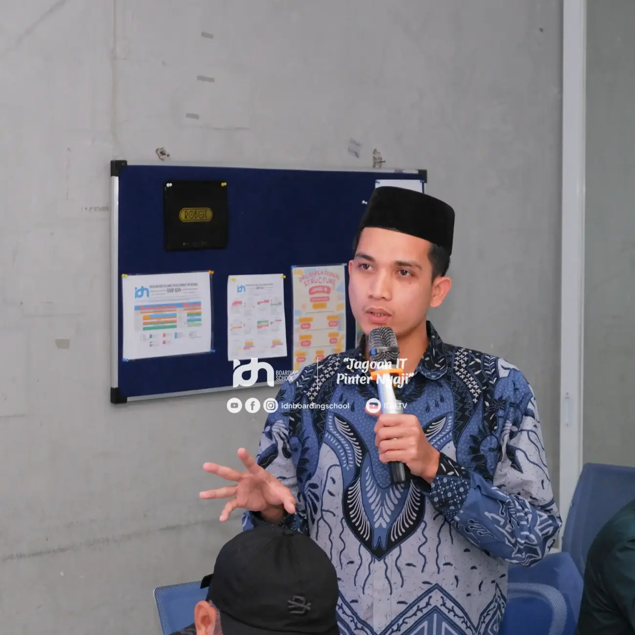 diskusi interaktif dalam kelas menulis idn scaled