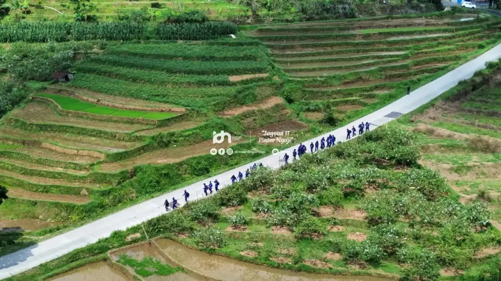siswa idn solo tempuh 72 km mengitari karanganyar
