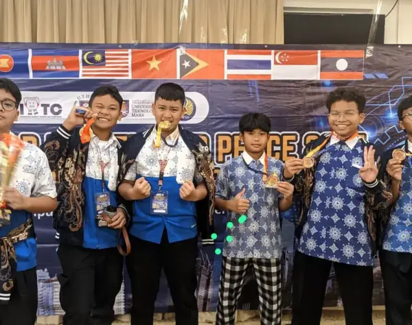 Santri SMP IDN Boarding School Jonggol Juara 1 dan 3 Robot Sumo 1Kg di Malaysia