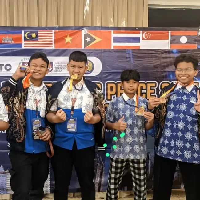 Santri SMP IDN Boarding School Jonggol Juara 1 dan 3 Robot Sumo 1Kg di Malaysia