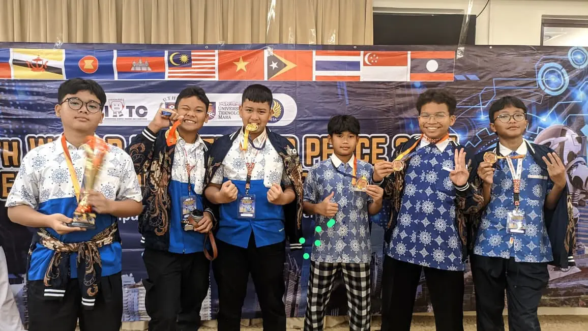 Santri SMP IDN Boarding School Jonggol Juara 1 dan 3 Robot Sumo 1Kg di Malaysia