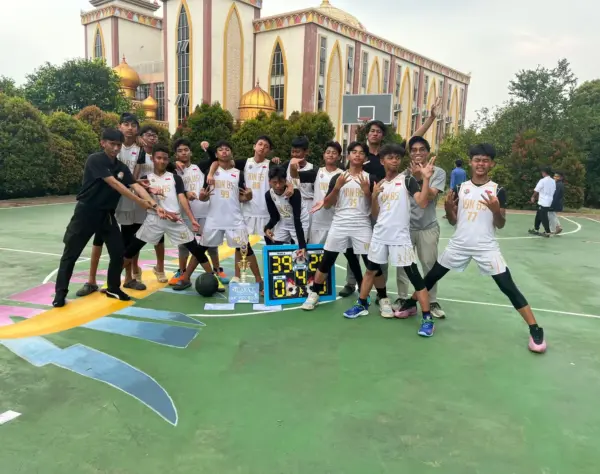 Tim Basket SMP IDN Boarding School Juara 1 FORWAR 6.0