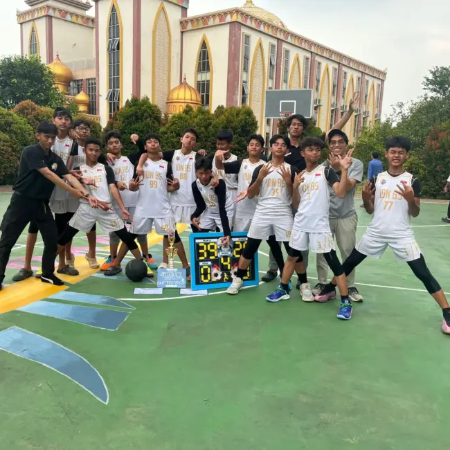 Tim Basket SMP IDN Boarding School Juara 1 FORWAR 6.0