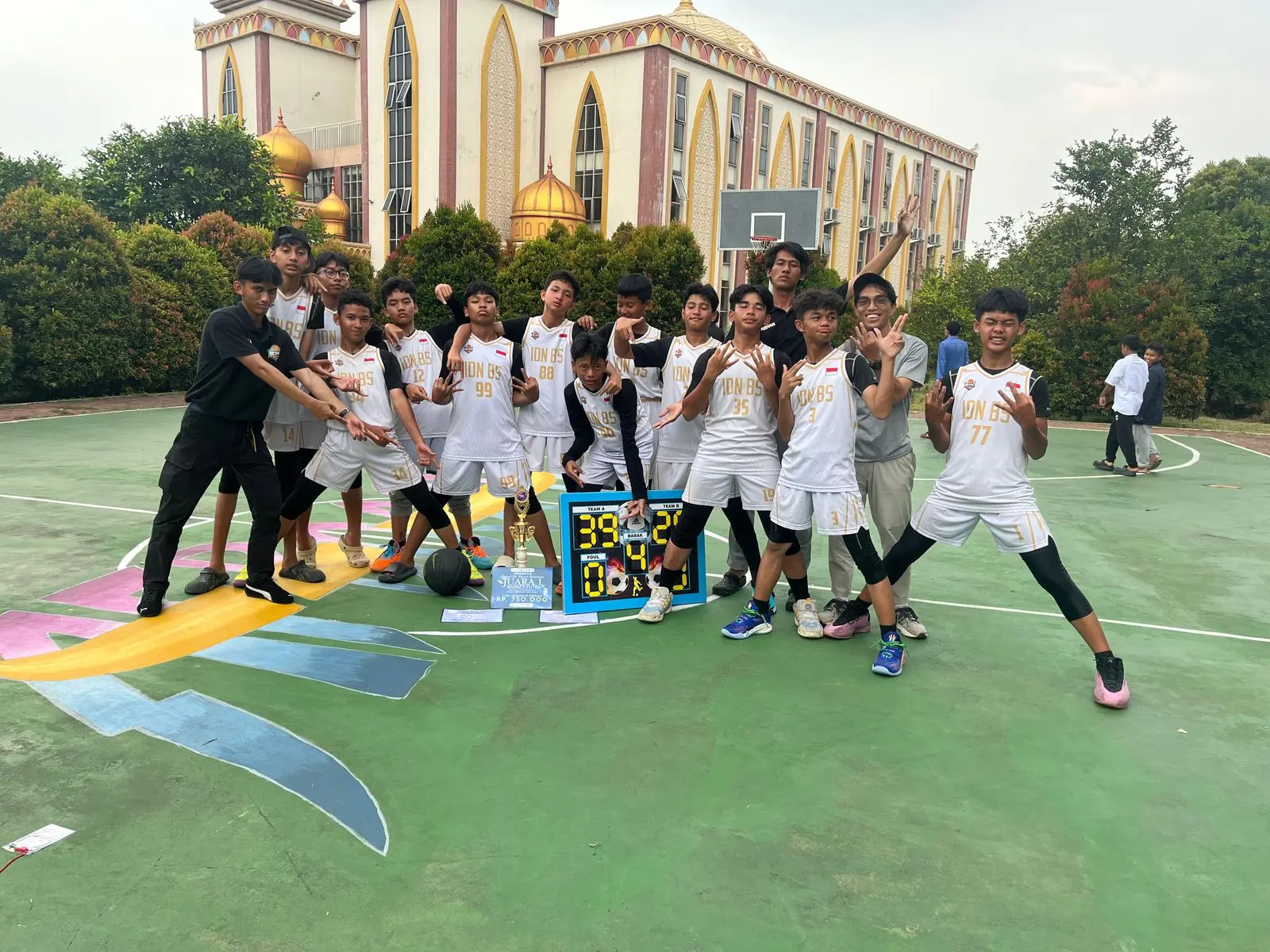 Tim Basket SMP IDN Boarding School Juara 1 FORWAR 6.0