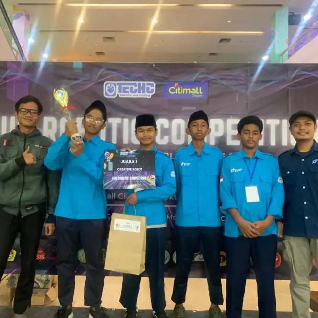 Almerio Dastan Marlow dan Nadil Afthan Elhamasha SMP IDN Pamijahan Juara 3 Fun Robotic Competition 2025