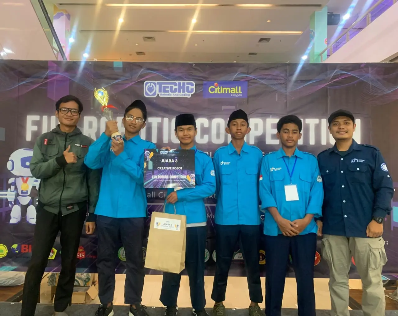 Almerio Dastan Marlow dan Nadil Afthan Elhamasha SMP IDN Pamijahan Juara 3 Fun Robotic Competition 2025
