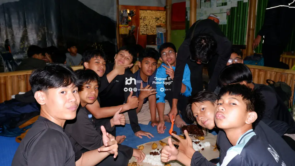 makan bersama di pendakian gunung gede