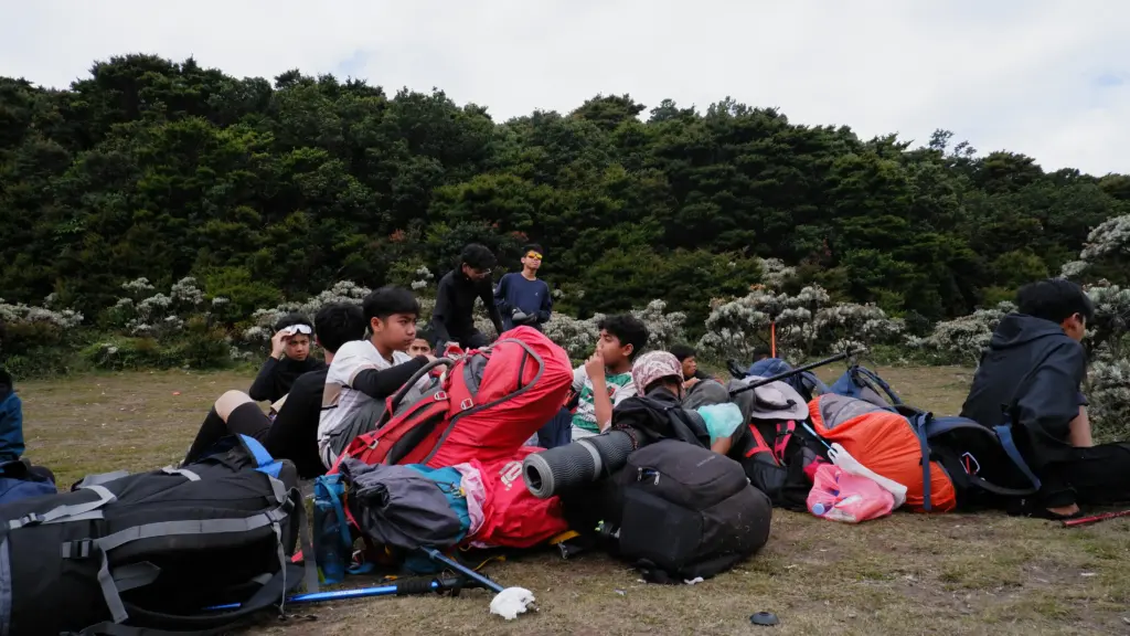 rehat di gunung gede