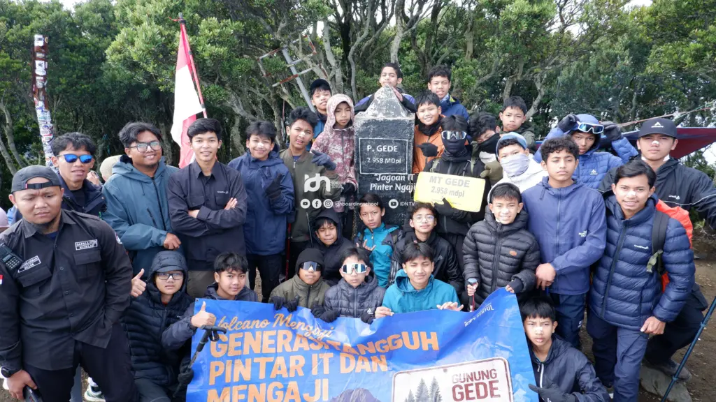 siswa idn boarding school di puncak gunung gede
