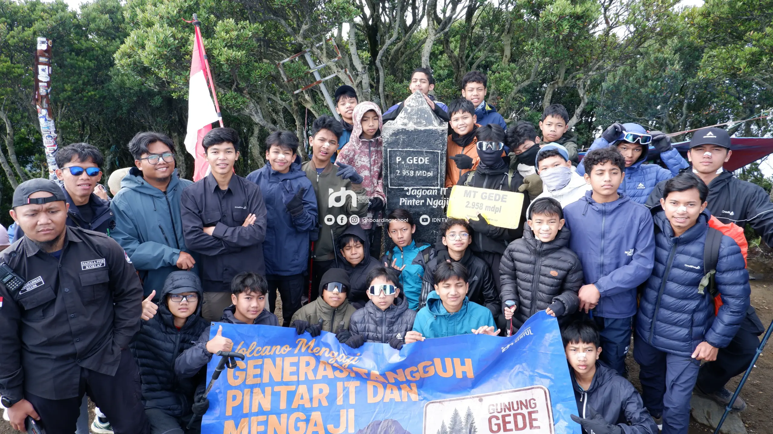 siswa idn boarding school di puncak gunung gede