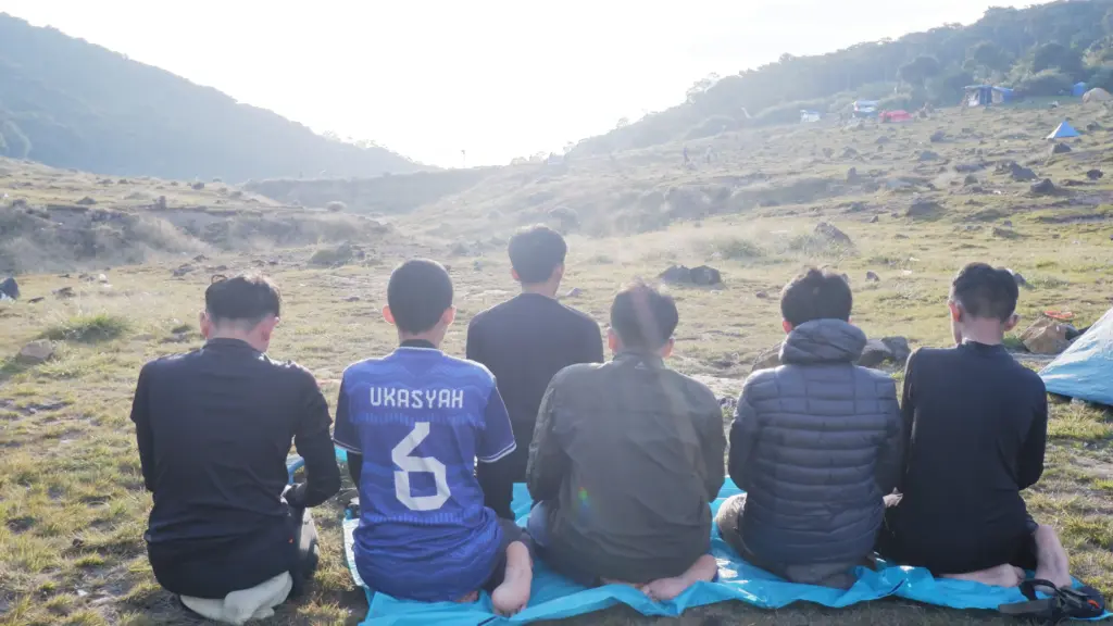 siswa idn shalat di puncak gunung gede