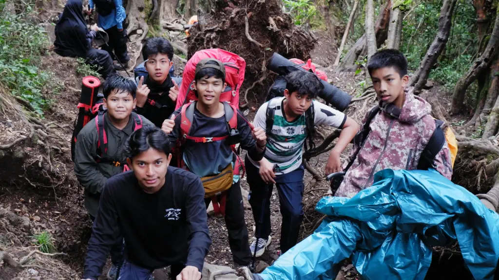 trekking gunung gede oktober 2025