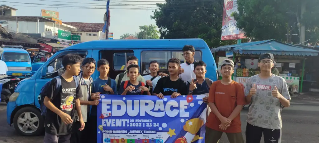 Siswa IDN naik angkot ke LRT Harjamukti