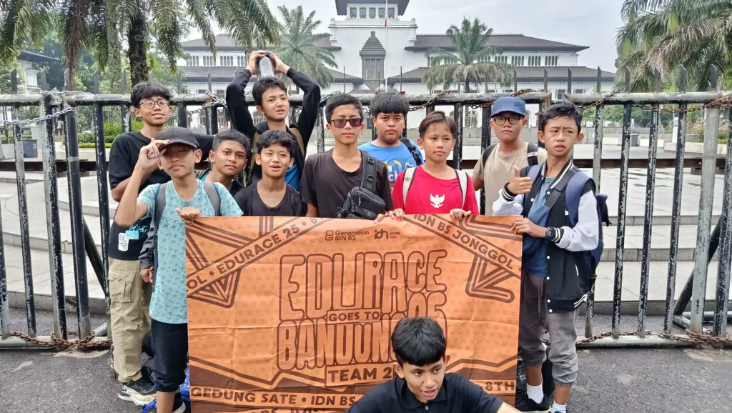 foto siswa idn di depan gedung sate bandung