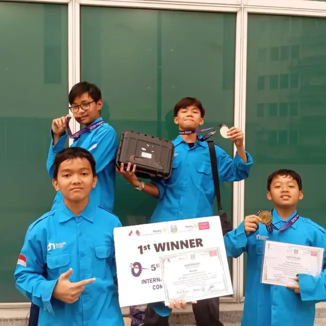 Santri SMP IDN Jonggol raih Juara 1 Line Follower dan Juara 2 Robot Sumo di RYSC ROTARY Malaysia