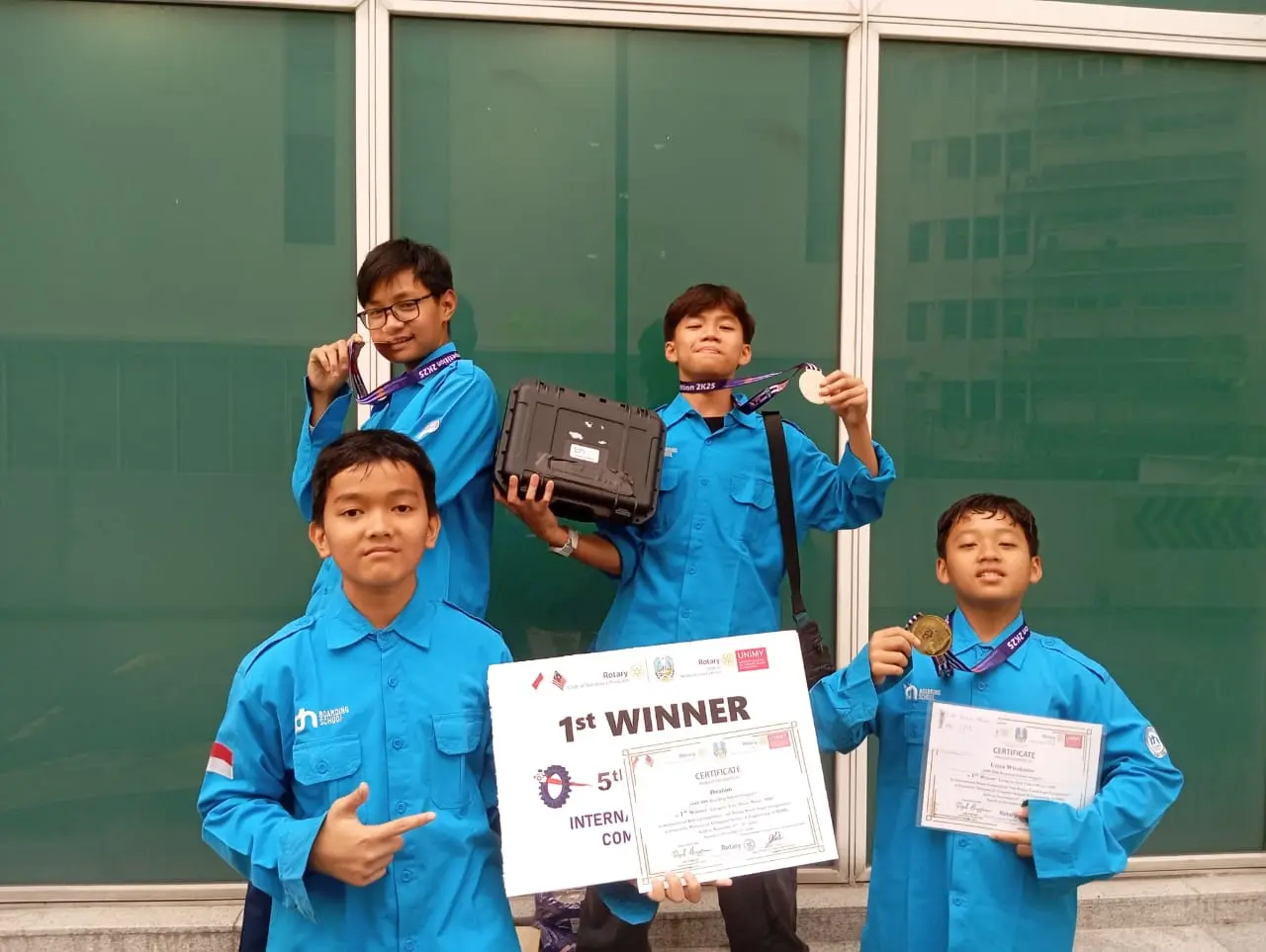 Santri SMP IDN Jonggol raih Juara 1 Line Follower dan Juara 2 Robot Sumo di RYSC ROTARY Malaysia