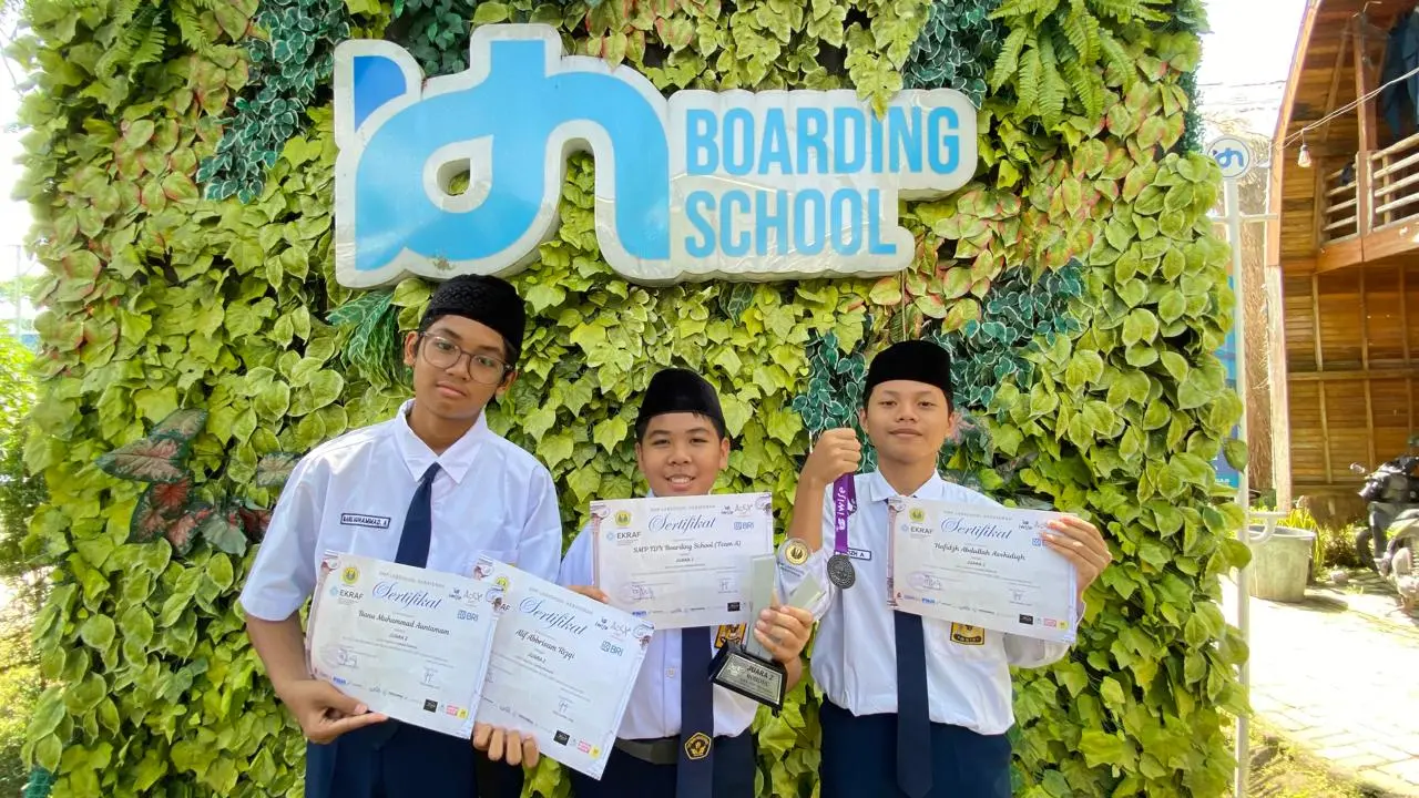 Dokumentasi tim SMP IDN Jonggol meraih Juara 1 Line Follower tingkat nasional ACEC 2025