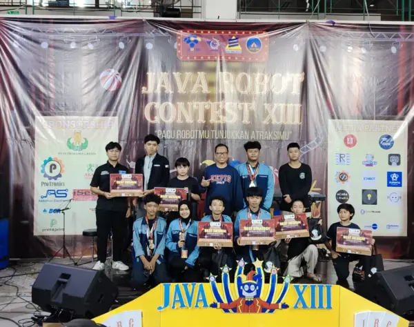 Denendra Kenzie dan Muhammad Navarro meraih Juara Best Desain Robot Transporter di PENS